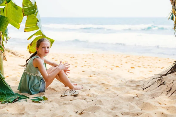 Underbar Liten Flicka Stranden Sommarlovet — Stockfoto