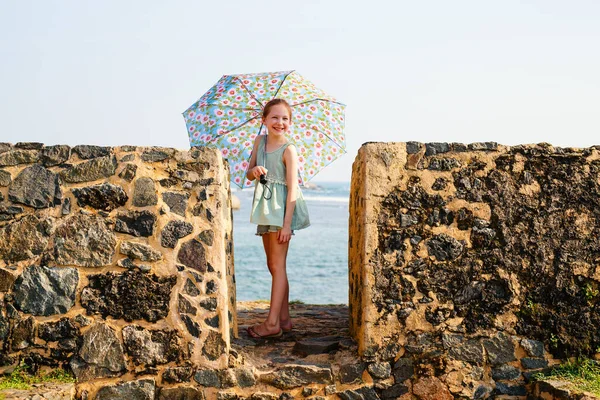 Giovane Ragazza Con Ombrello All Aperto — Foto Stock