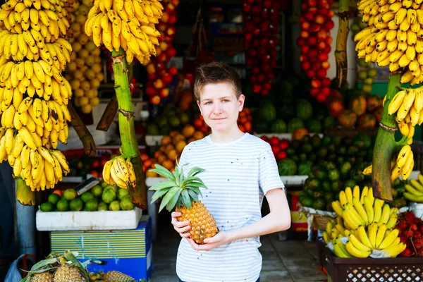 斯里兰卡水果市场的青少年男孩 — 图库照片