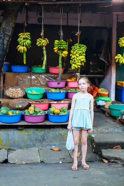 Bambina Mercato Della Frutta Sri Lanka — Foto Stock