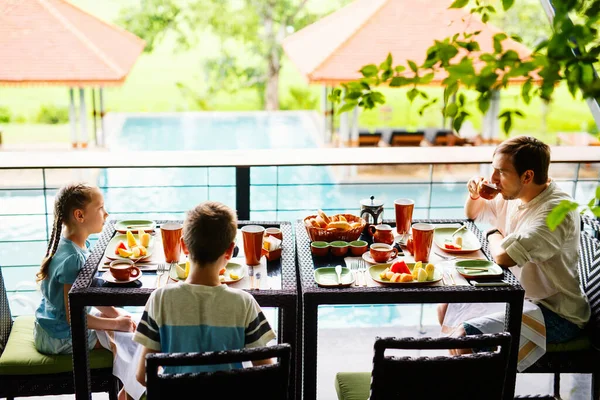 Family Father Kids Having Breakfast Outdoor Restaurant — Stock Photo, Image