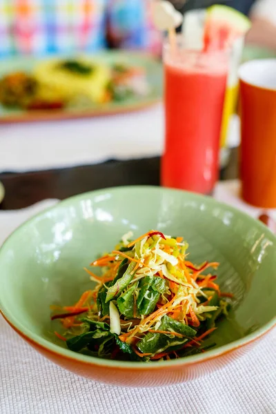 Deliciosa Salada Legumes Frescos Servidos Para Almoço — Fotografia de Stock