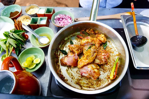 Beredning Traditionell Lankesisk Curryrätt Med Mört Kycklingbröst Matlagningsklass — Stockfoto