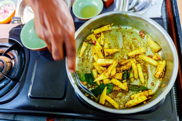 Przygotowanie Tradycyjnej Potrawy Ogórka Lankijskiego Curry Zajęciach Gotowania — Zdjęcie stockowe