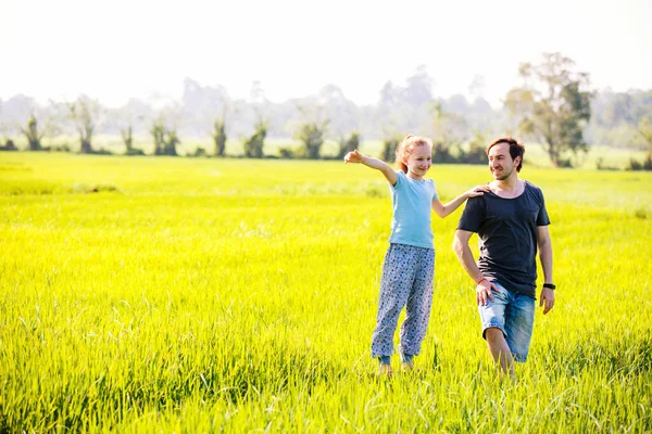 Familie Aus Vater Und Tochter Genießt Friedlichen Spaziergang Reisfeldern Mit — Stockfoto