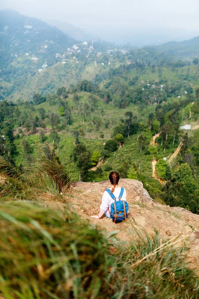 Mujer Joven Disfrutando Impresionantes Vistas Las Montañas Plantaciones Desde Pico — Foto de Stock