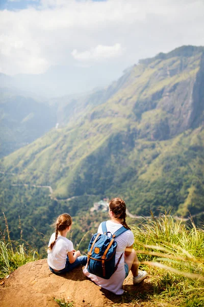 母親と子供の家族は エラスリランカのLittle Adamsのピークから山や茶畑の素晴らしい景色を楽しんでいます — ストック写真