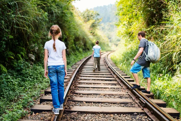 Sri Lanka Tren Raylarında Yürüyen Baba Iki Çocuk Ailesi — Stok fotoğraf