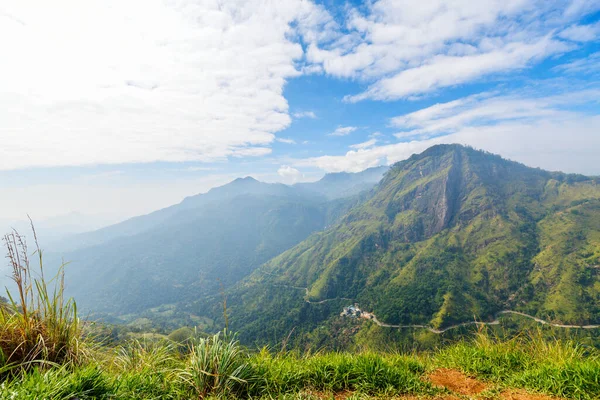 スリランカのリトル アダムス ピークからの山々や茶畑の息をのむような景色 — ストック写真