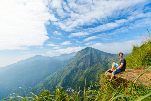 Młody Człowiek Podziwiający Zapierające Dech Piersiach Widoki Góry Plantacje Herbaty — Zdjęcie stockowe