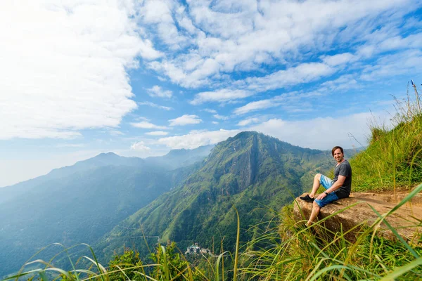 Giovane Uomo Godendo Una Vista Mozzafiato Sulle Montagne Piantagioni Dal — Foto Stock