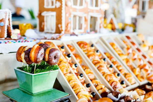 Donuts Und Andere Süßigkeiten Auf Dem Desserttisch Resort Oder Hotel — Stockfoto