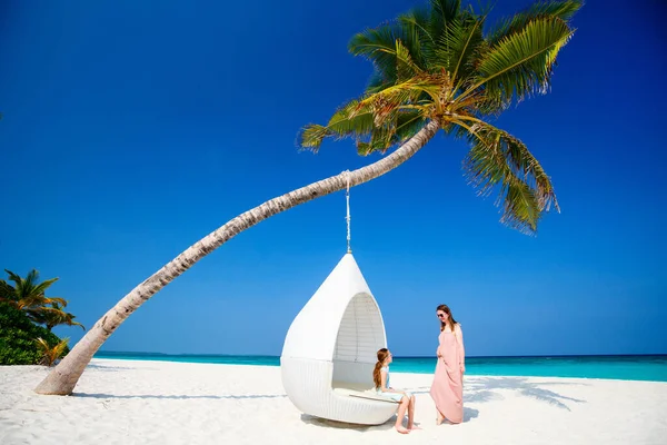 Mutter Und Tochter Genießen Tropischen Strandurlaub — Stockfoto