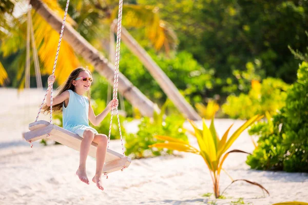 Menina Adorável Divertindo Balançando Praia Ilha Tropical — Fotografia de Stock