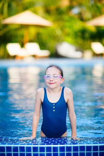 Αξιολάτρευτο Κοριτσάκι Στην Πισίνα Που Διασκεδάζει Κατά Διάρκεια Των Καλοκαιρινών — Φωτογραφία Αρχείου
