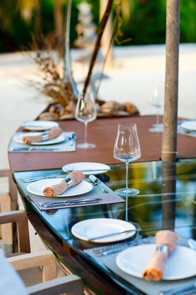 Romantická Luxusní Večeře Nebo Oběd Nastavení Tropické Pláži Maledivách — Stock fotografie