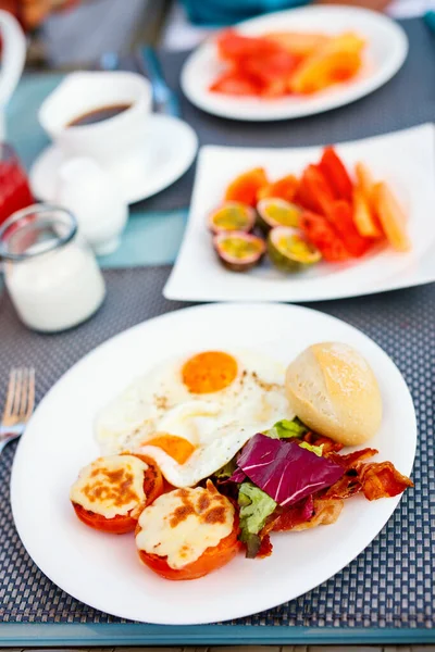 Вкусный Завтрак Яичницей Беконом Овощами Фруктами — стоковое фото