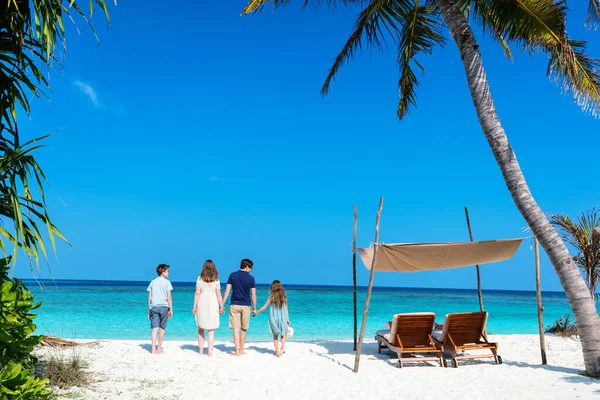 Rückansicht Einer Schönen Familie Strand Sommerurlaub — Stockfoto