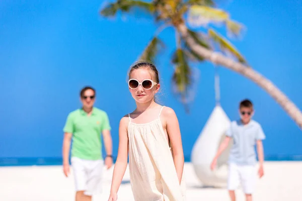 Père Enfants Profitant Vacances Plage Sur Île Tropicale — Photo