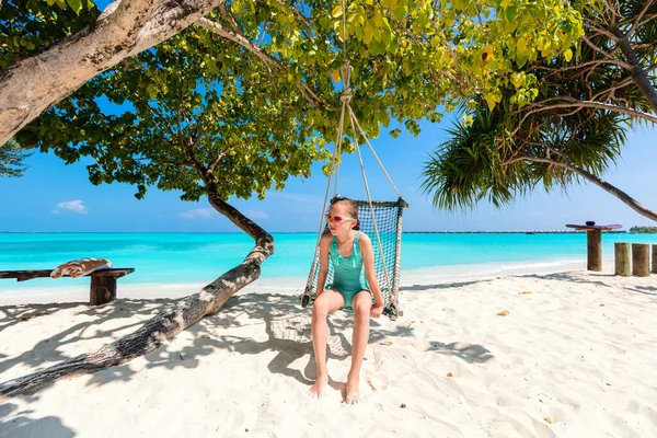 Menina Adorável Divertindo Balançando Praia Ilha Tropical — Fotografia de Stock