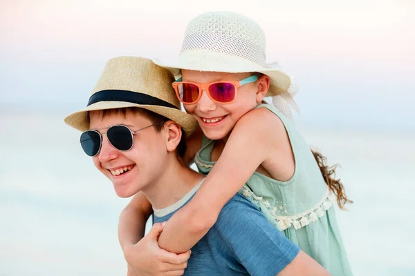 Bambini Divertono Sulla Spiaggia Tropicale Durante Vacanze Estive Tropicali Giocando — Foto Stock