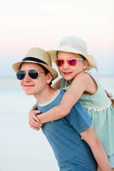 Kinderen Die Plezier Hebben Aan Het Tropische Strand Tijdens Tropische — Stockfoto