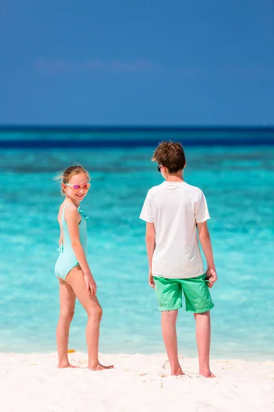 Geschwisterkinder Während Der Sommerferien Tropischen Strand — Stockfoto