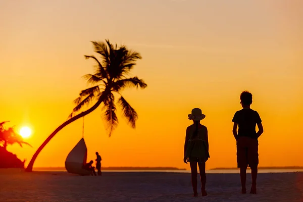 Silhouette Due Bambini Sulla Spiaggia Tropicale Durante Tramonto — Foto Stock