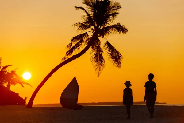 Silhouetten Van Twee Kinderen Aan Het Tropische Strand Bij Zonsondergang — Stockfoto