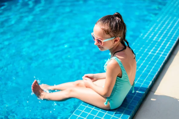 Liebenswertes Kleines Mädchen Schwimmbad Hat Spaß Während Der Sommerferien — Stockfoto