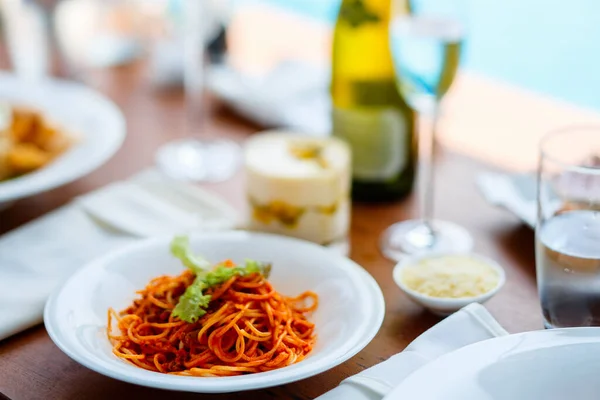 Lahodné Špagety Boloňské Podávané Obědu Luxusním Resortu Nebo Restauraci — Stock fotografie