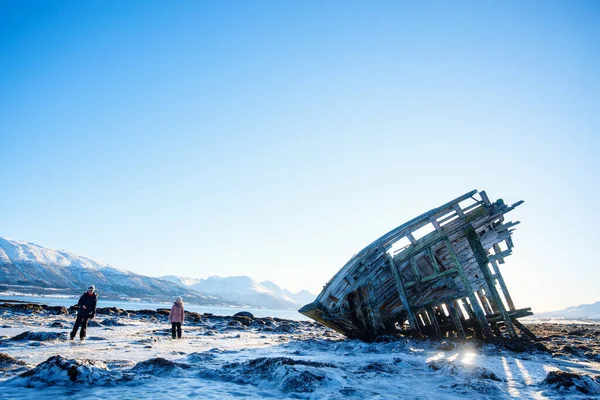 Barn Utforskar Skeppsbrutna Trävikingaskepp Nordnorge — Stockfoto