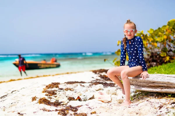 Αξιολάτρευτο Κορίτσι Απομονωμένη Παραλία Κατά Διάρκεια Των Καλοκαιρινών Διακοπών — Φωτογραφία Αρχείου