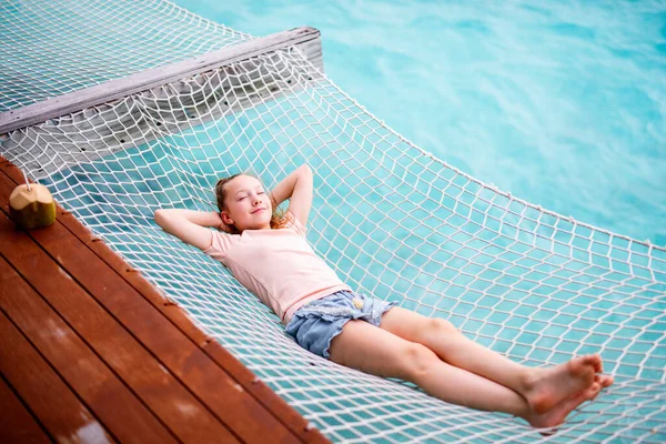 Adorável Menina Férias Verão Relaxante Rede Acima Oceano Tropical — Fotografia de Stock