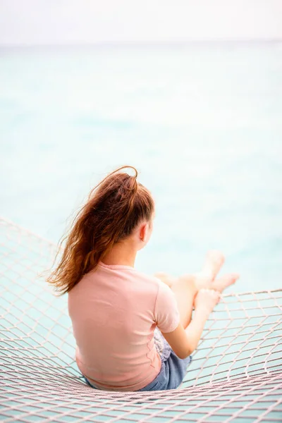 Adorável Menina Férias Verão Relaxante Rede Acima Oceano Tropical — Fotografia de Stock