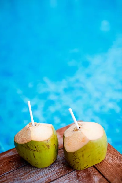 Dos Cocos Verdes Frescos Cerca Del Agua Turquesa Bebidas Bienvenida —  Fotos de Stock