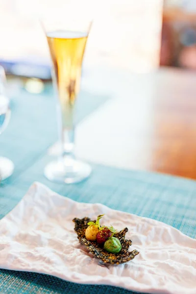 Delicioso Aperitivo Servido Para Almoço Com Vinho Branco Restaurante Requintado — Fotografia de Stock