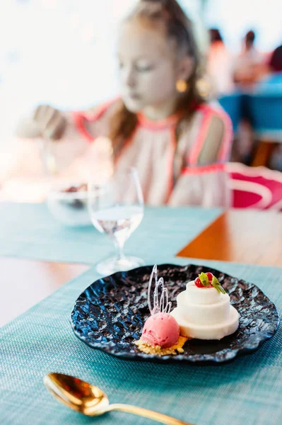 Hallon Sorbet Och Panna Cotta Dessert Serveras Restaurang — Stockfoto