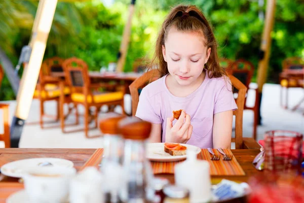 Urocza Nastolatka Wiek Dziewczyna Jedząca Śniadanie Tropikalnej Restauracji Kurortu — Zdjęcie stockowe