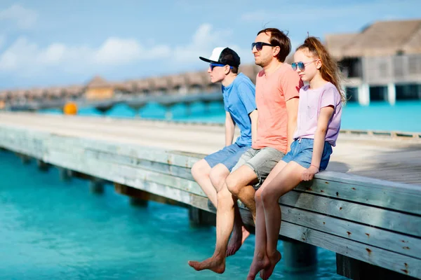 Vater Und Kinder Genießen Sommerurlaub Strand Auf Tropischer Insel — Stockfoto