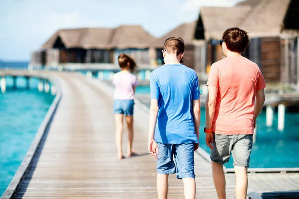 Πατέρας Και Παιδιά Απολαμβάνουν Καλοκαιρινές Διακοπές Στην Παραλία Στο Θέρετρο — Φωτογραφία Αρχείου
