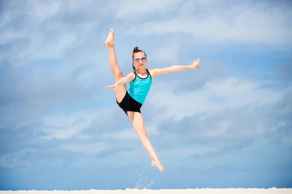 Chica Feliz Saltando Playa Tropical Tener Montón Diversión Las Vacaciones — Foto de Stock