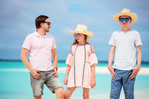 暑假期间 美丽的父亲带着孩子在热带海滩上 — 图库照片