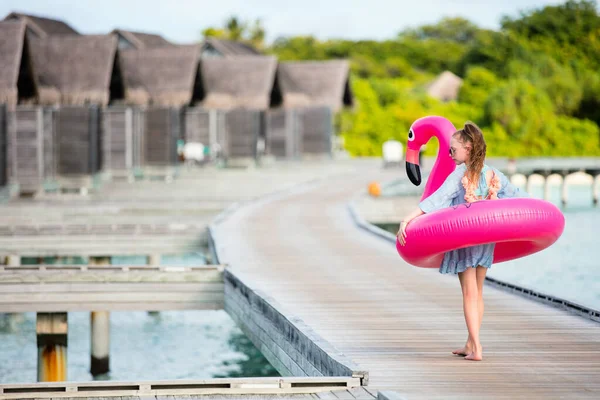 愛らしいです女の子とともにインフレータブルピンクフラミンゴ楽しい熱帯夏休み — ストック写真