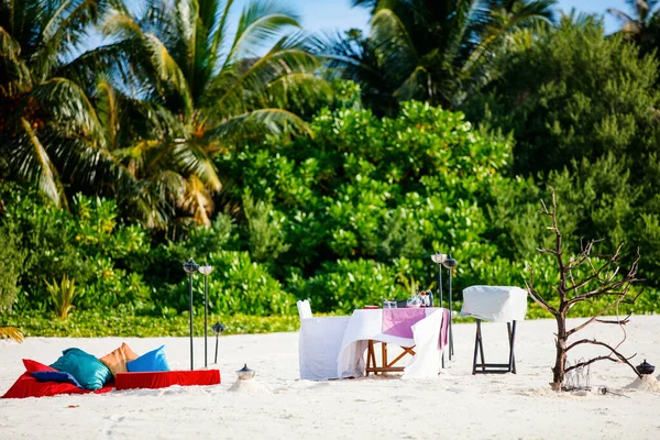 Romantická Luxusní Večeře Nebo Oběd Nastavení Tropické Pláži Maledivách — Stock fotografie