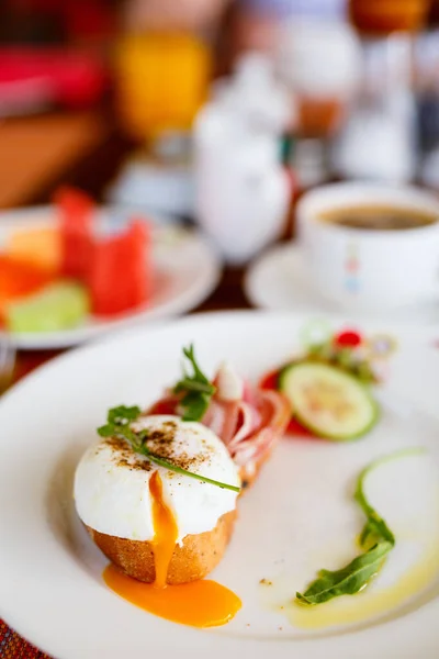 Ovos Escalfados Servidos Café Manhã Com Bruschetta Legumes Café Suco — Fotografia de Stock