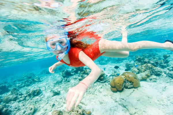 Foto Subaquática Uma Menina Nadando Snorkeling Oceano Tropical — Fotografia de Stock