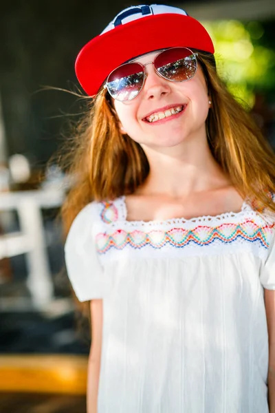 夏の日に屋外の十代の女の子のカジュアル肖像画 — ストック写真