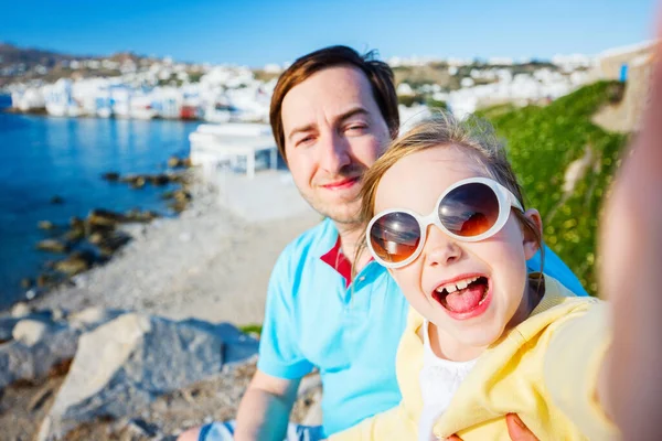 Glücklicher Familienvater Und Seine Entzückende Kleine Tochter Urlaub Beim Selfie — Stockfoto