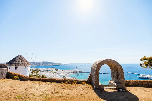 Biały Grecki Wiatrak Widokiem Tradycyjną Wioskę Wyspie Mykonos Grecja Europa — Zdjęcie stockowe